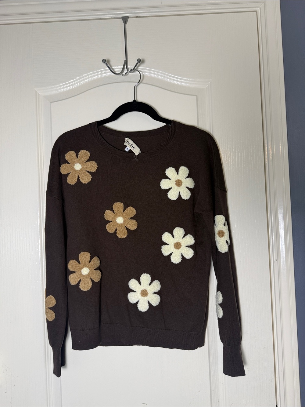 ECHE Women's Two Tone Flower Crew Sweater - Picture 4 of 6